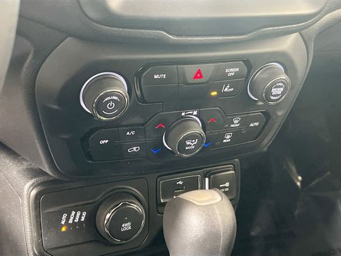 Used 2022 Jeep Renegade Latitude w/ Convenience Group image 16