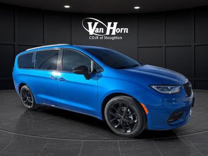 New 2026 Chrysler Pacifica Select w/ S Appearance Package