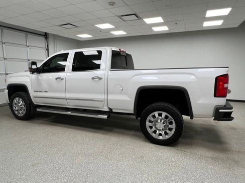 Used 2019 GMC Sierra 2500 Denali w/ Duramax Plus Package AWD/4WD image 12