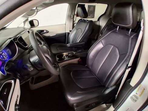 Used 2024 Chrysler Pacifica Touring-L FWD image 10
