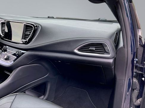 Used 2025 Chrysler Pacifica Limited FWD image 15