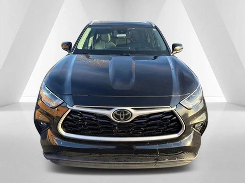 Used 2022 Toyota Highlander XLE image 2
