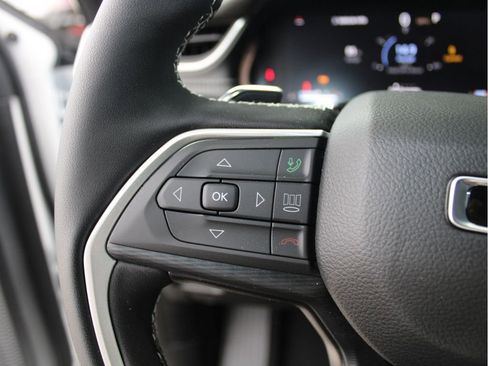 New 2025 Jeep Grand Cherokee Altitude image 14