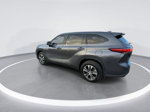 Used 2023 Toyota Highlander XLE image 6