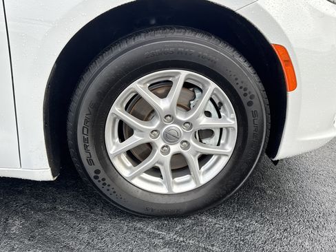 Used 2023 Chrysler Pacifica Touring-L image 13