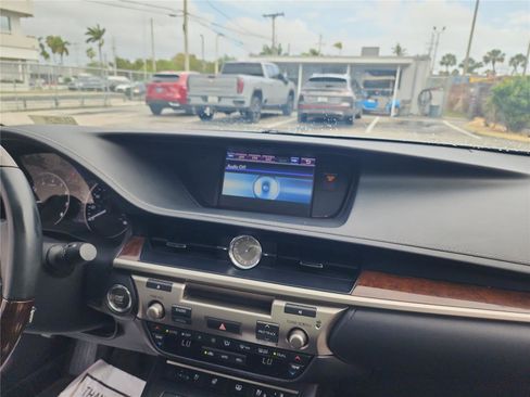 Used 2014 Lexus ES 350 w/ Luxury Package FWD image 29