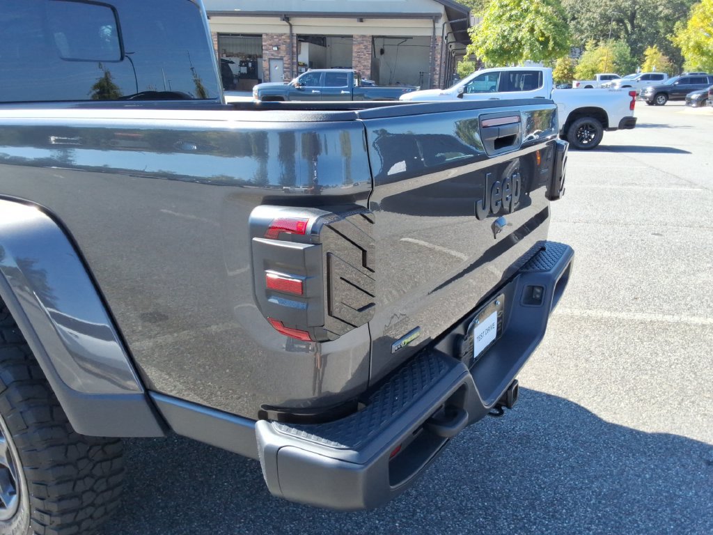 Used 2023 Jeep Gladiator Sport AWD/4WD image 13