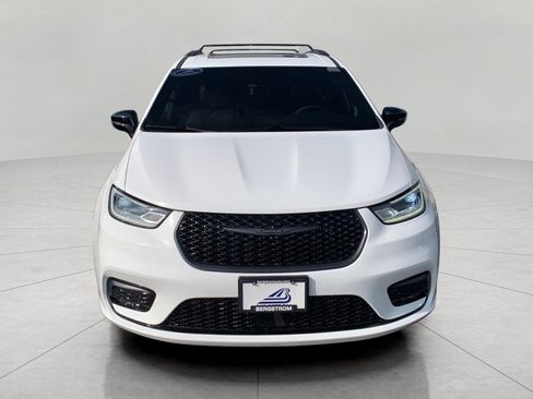 Used 2025 Chrysler Pacifica Limited AWD/4WD image 3