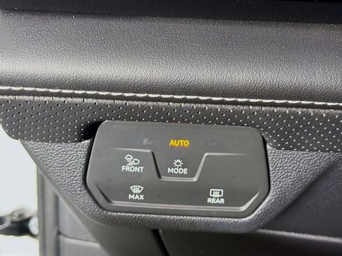 Used 2024 Volkswagen Atlas SE FWD image 17