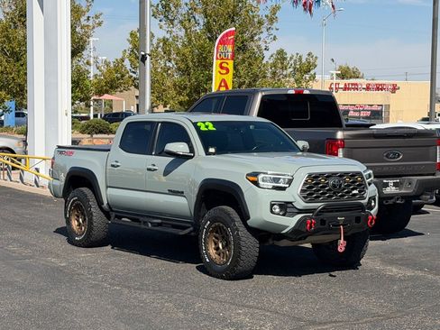 Used 2022 Toyota Tacoma TRD Off-Road w/ TRD Premium Off Road Package AWD/4WD image 4