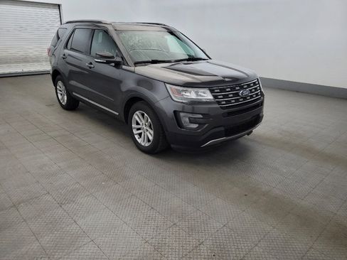 Used 2017 Ford Explorer XLT w/ Equipment Group 202A FWD image 13