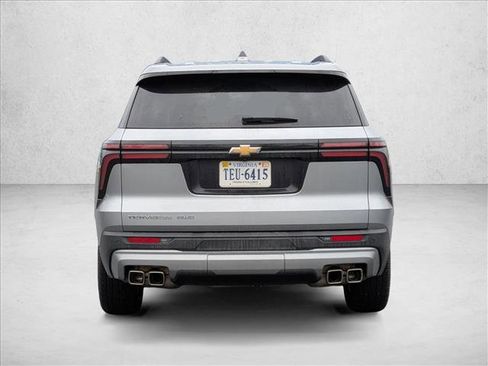 Used 2025 Chevrolet Traverse LT image 4