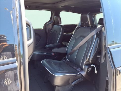 Used 2025 Chrysler Pacifica Limited FWD image 17