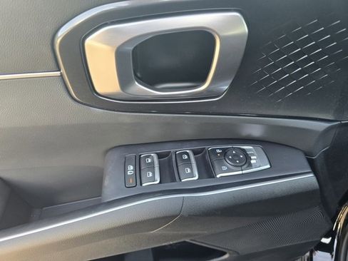Used 2025 Kia Sorento S image 16