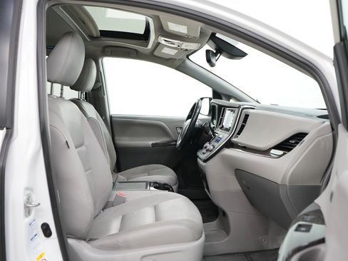 Used 2019 Toyota Sienna XLE w/ XLE Navigation Package AWD/4WD image 11