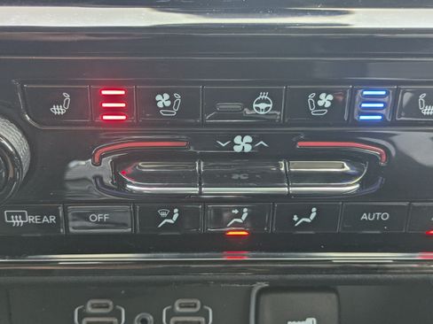 Used 2023 Jeep Grand Cherokee L Limited w/ Luxury Tech Group II AWD/4WD image 25