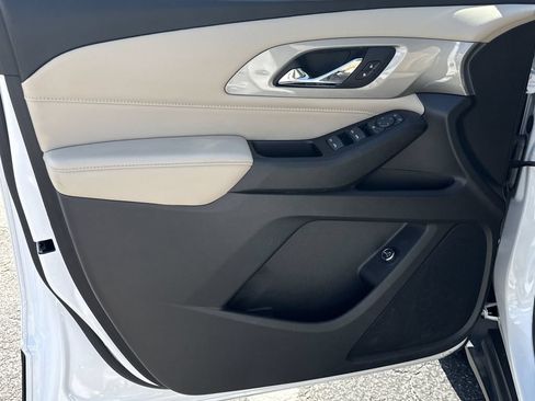 Used 2023 Chevrolet Traverse LT w/ LPO, Floor Liner Package FWD image 10