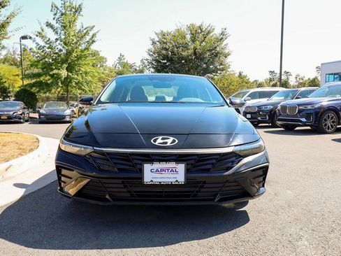 Used 2024 Hyundai Elantra SE image 2