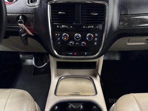 Used 2016 Dodge Grand Caravan SXT FWD image 22