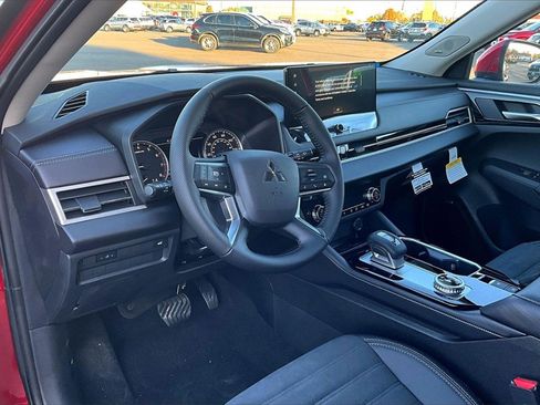 New 2025 Mitsubishi Outlander SE image 6