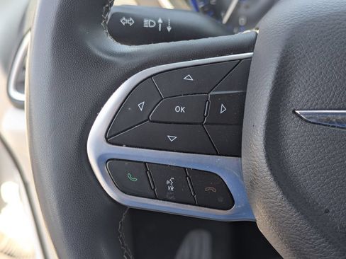 Used 2023 Chrysler Pacifica Touring-L FWD image 19