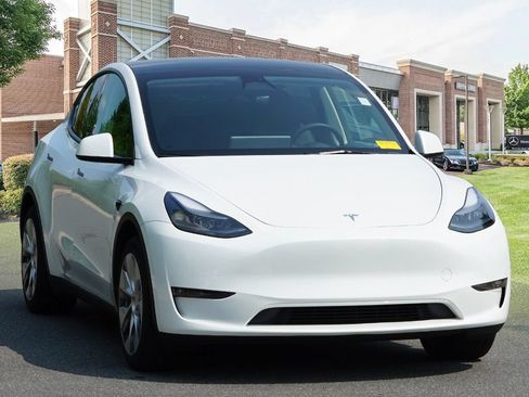 Used 2023 Tesla Model Y Long Range AWD/4WD image 3