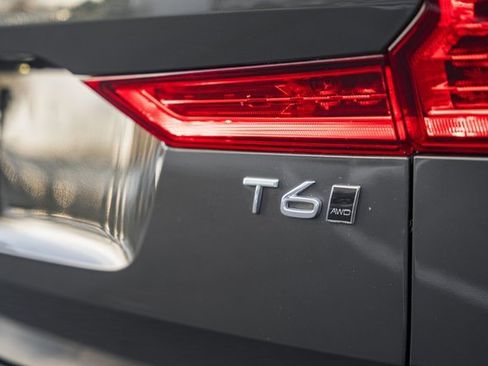 Used 2018 Volvo XC60 T6 Momentum w/ Convenience Package image 7