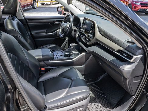 Used 2020 Toyota Highlander XLE FWD image 19