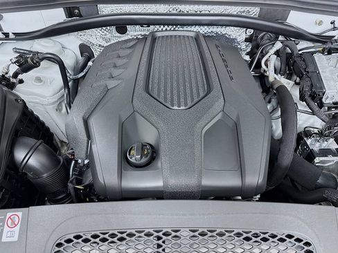 Certified 2025 Porsche Macan AWD/4WD image 32