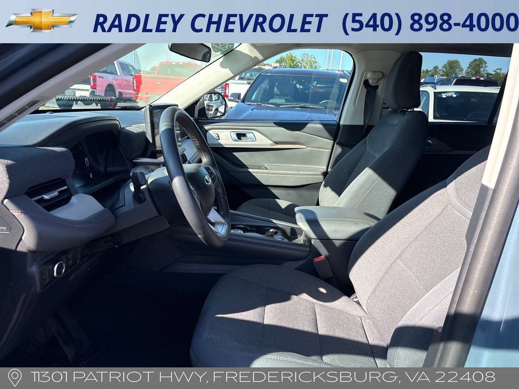 Used 2025 Ford Explorer Active AWD/4WD image 3