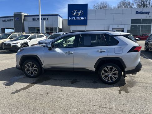 Used 2022 Toyota RAV4 XLE Premium image 16