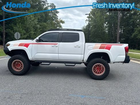 Used 2017 Toyota Tacoma TRD Sport w/ Premium & Technology Package AWD/4WD image 7
