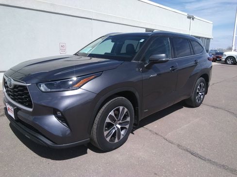 Used 2021 Toyota Highlander XLE AWD/4WD image 2