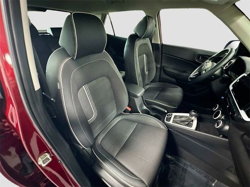 Used 2024 Hyundai Venue Limited image 27