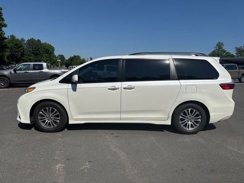 Used 2020 Toyota Sienna XLE Premium FWD image 2