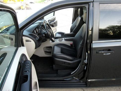 Used 2018 Dodge Grand Caravan SXT image 17
