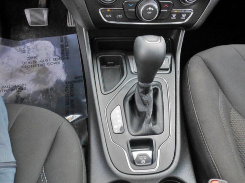 Used 2019 Jeep Cherokee Latitude w/ Cold Weather Group image 22