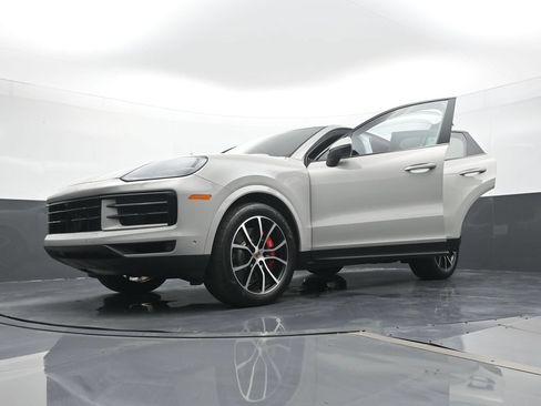 Certified 2025 Porsche Cayenne S AWD/4WD image 31