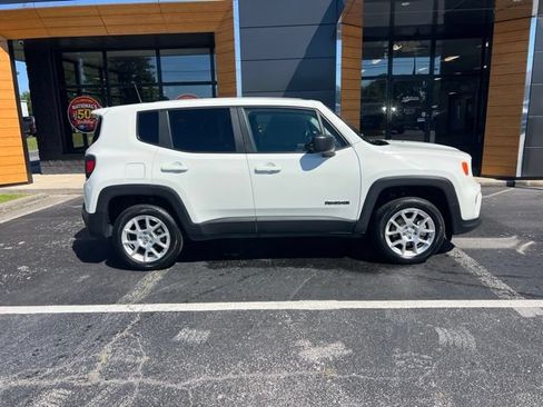 Used 2023 Jeep Renegade Latitude AWD/4WD image 2