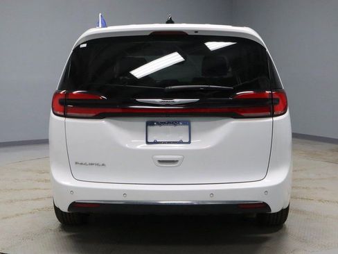 Used 2024 Chrysler Pacifica Touring-L image 9