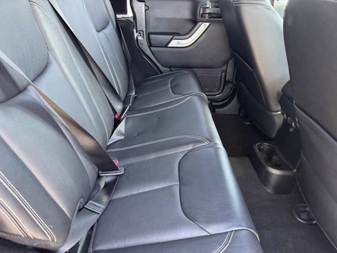 Used 2018 Jeep Wrangler Unlimited Sahara w/ Connectivity Group AWD/4WD image 10