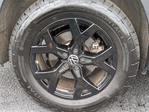 Used 2024 Volkswagen Atlas Peak Edition SE image 11