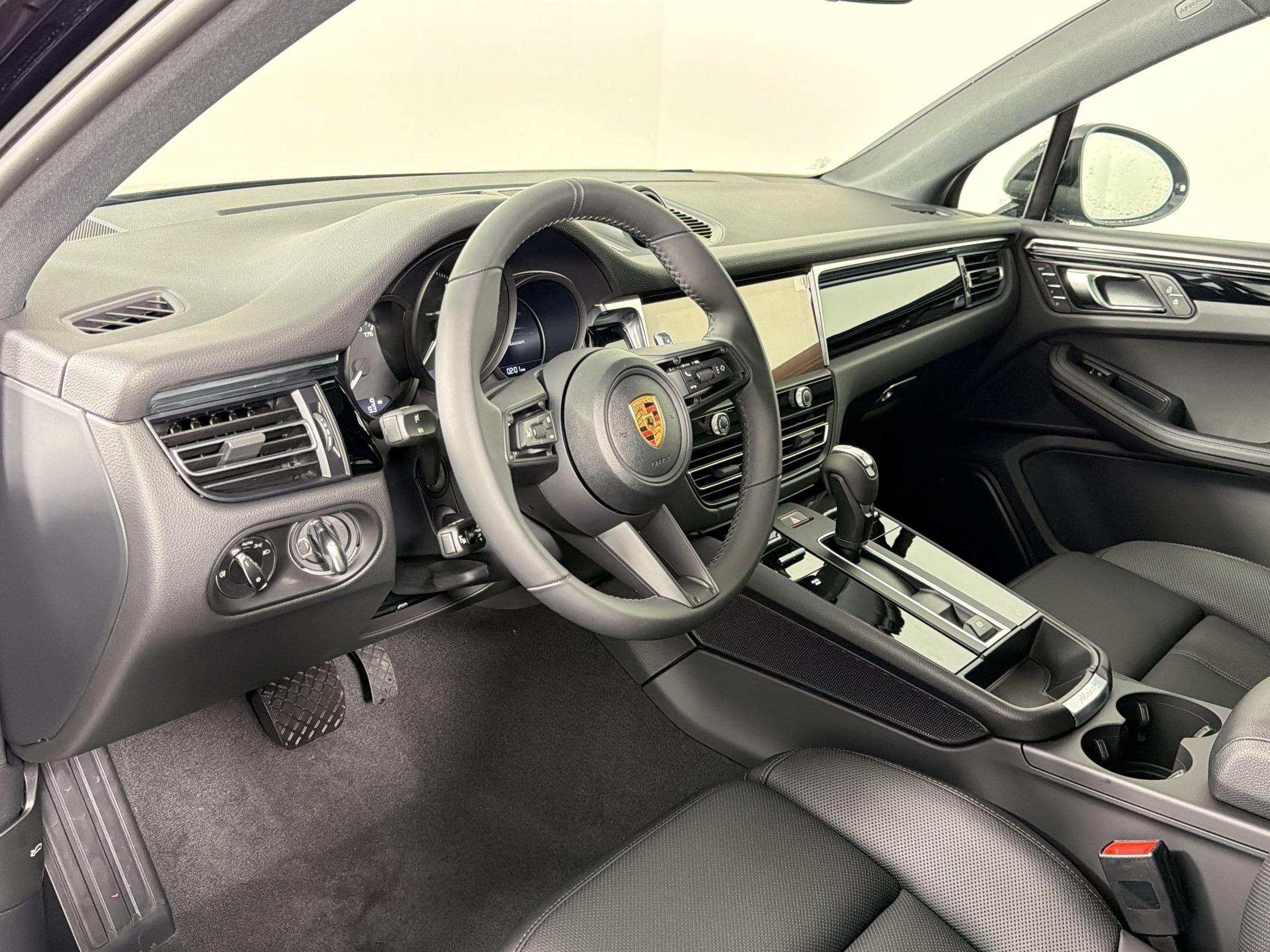Certified 2026 Porsche Macan AWD/4WD image 4
