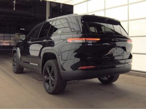 Used 2024 Jeep Grand Cherokee Limited w/ Luxury Tech Group II AWD/4WD image 5