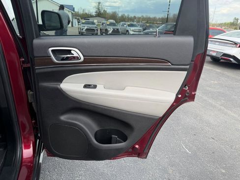 Used 2018 Jeep Grand Cherokee Limited image 19