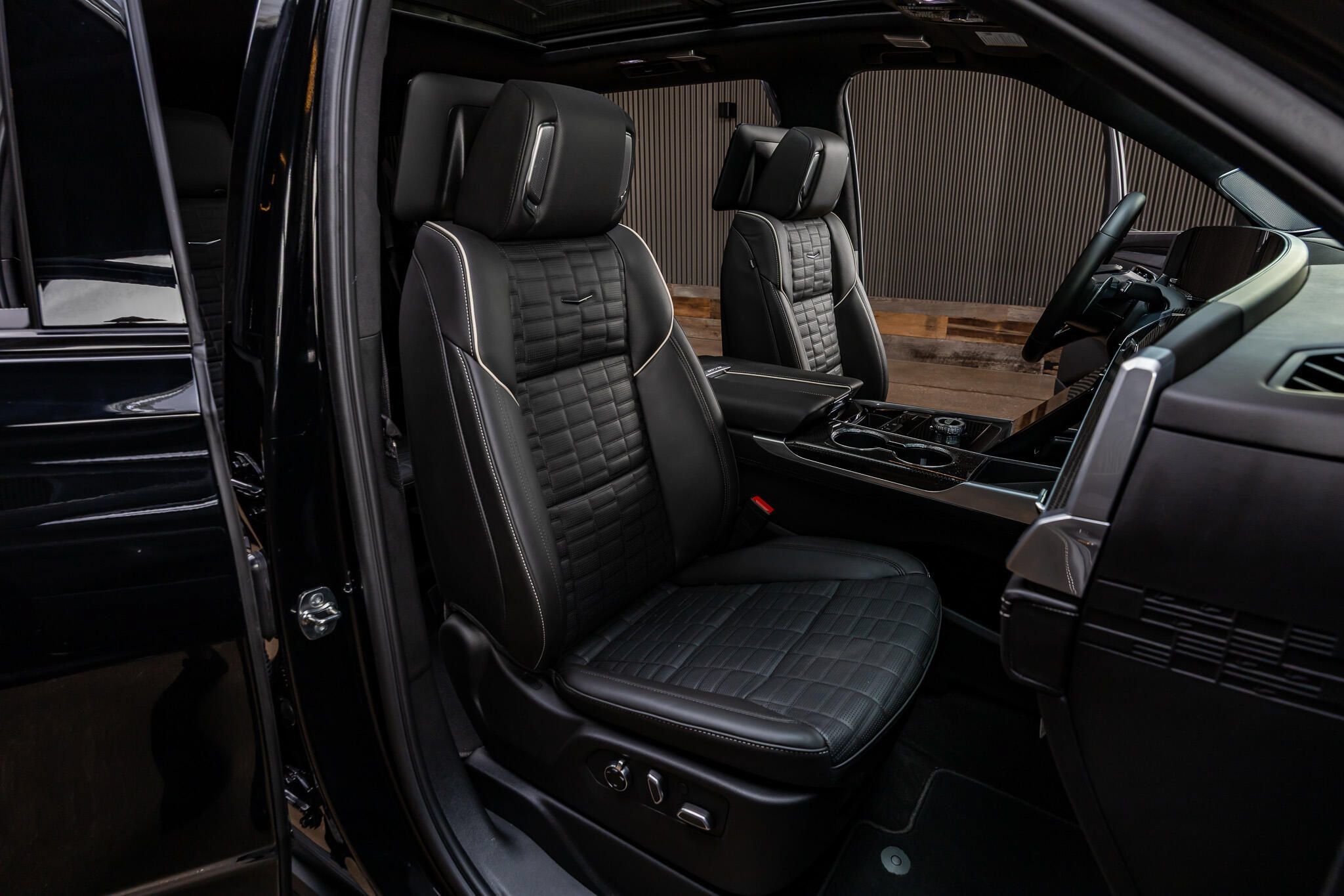 Used 2026 Cadillac Escalade ESV V w/ LPO, ONYX Package AWD/4WD image 29
