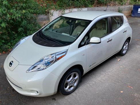 Used 2012 Nissan Leaf SV image 2