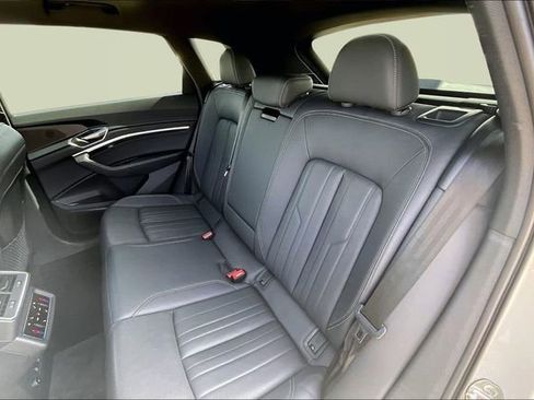 Used 2022 Audi e-tron Premium Plus w/ Premium Plus Package image 28