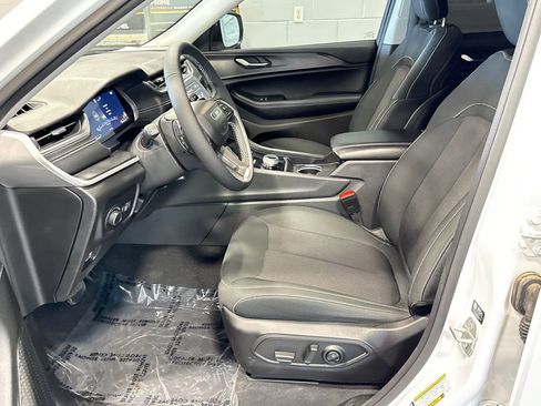 Used 2023 Jeep Grand Cherokee Laredo AWD/4WD image 6