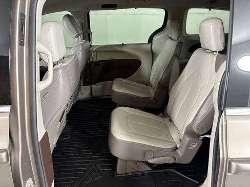 Used 2018 Chrysler Pacifica Touring-L w/ Premium Audio Group image 35